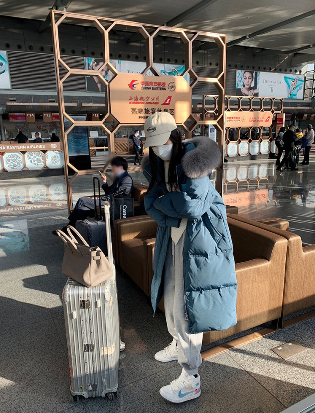 白色外套穿搭，白色外套穿搭图片女（今年羽绒服建议穿“蓝色”）