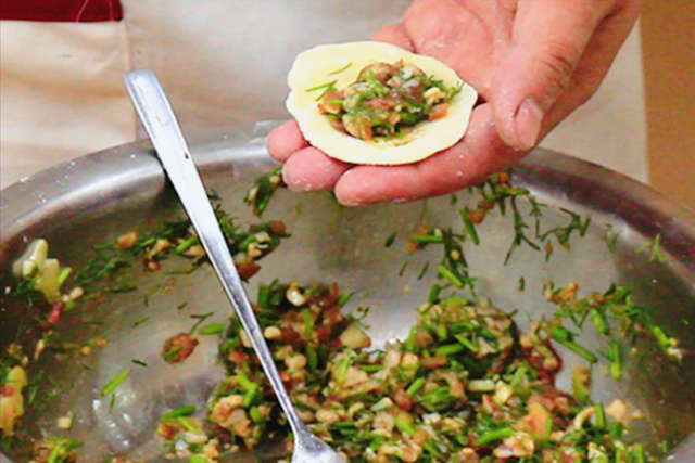 芹菜素馅饺子的做法，一斤芹菜素馅饺子的做法大全（头伏的饺子用这2种菜调馅,比韭菜鲜、比白菜嫩,鲜香不腻全家爱吃）
