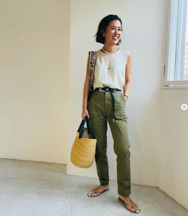 皮肤偏黑适合穿什么颜色的衣服，肤色偏黑适合穿什么颜色的衣服（肤色黝黑的中年女人）