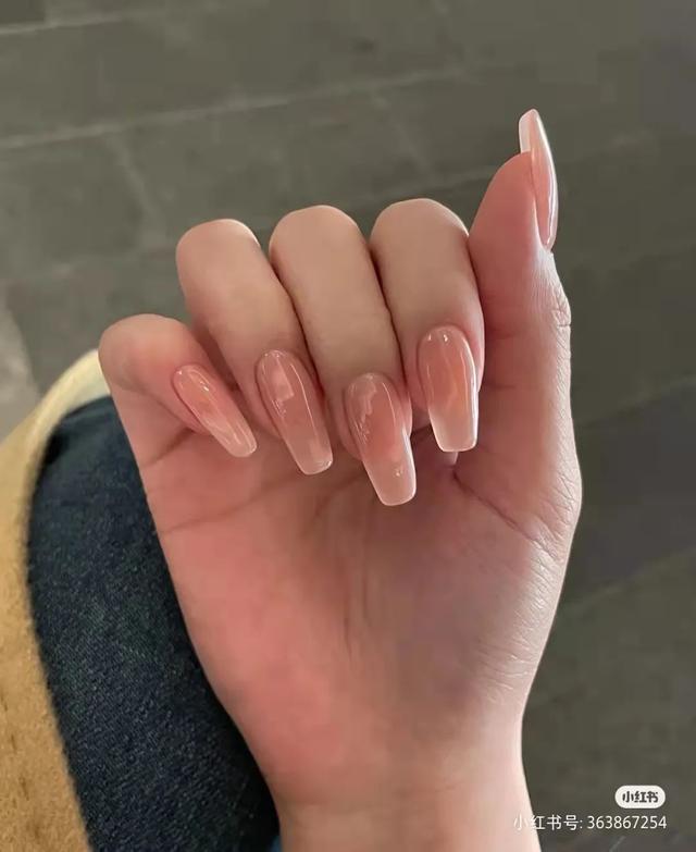 指甲油裸色和透明色有什么区别，护甲油和透明色的指甲油一样吗（显白好看，春夏必做）
