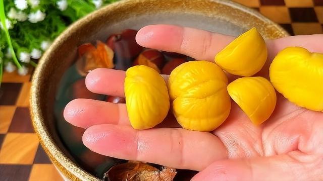 怎样把板栗从树上取下来—怎样得到好的板栗，板栗怎么取出来（板栗快速去壳的小妙招）