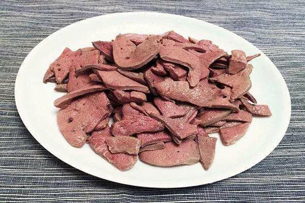 牛肉的嘌呤含量高吗，牛肉中的嘌呤含量高吗（高嘌呤的食物排行榜）
