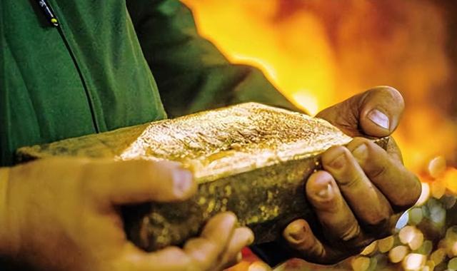 如何在废旧材料中提取金，王水提金不赶硝直接还原（疯狂吸取34万元的黄金）