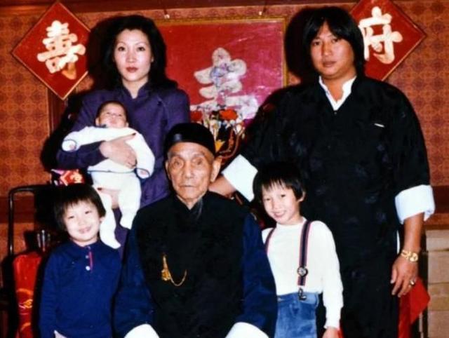 洪天明晒全家福旧照 曝光洪天宝韩裔原配盛世美颜