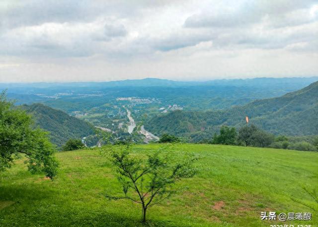 徒步成都鹤鸣山时，遇到下雨，最糟糕的是手机没电，差点迷路……