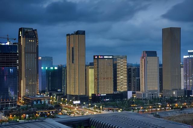 昆明与成都经济实力对比，云贵川渝四地GDP十强城市排名