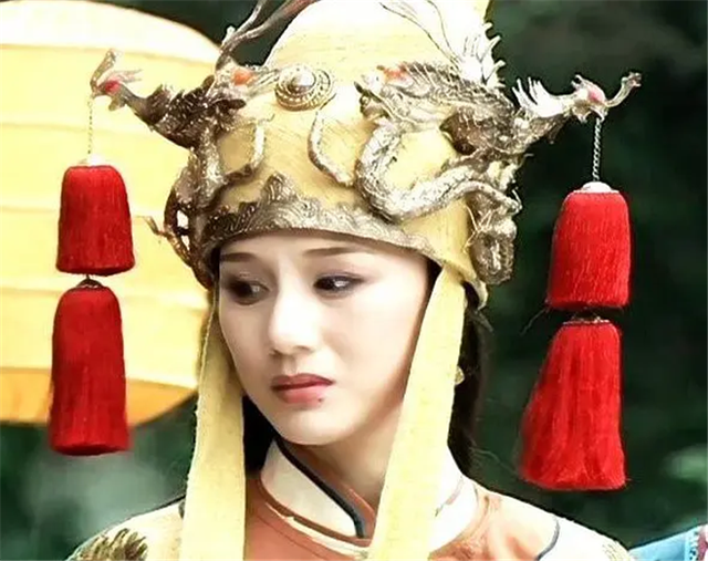 不仅如此,李建群形象也可以百变,既能驾驭《远东阴谋》中的川岛芳子