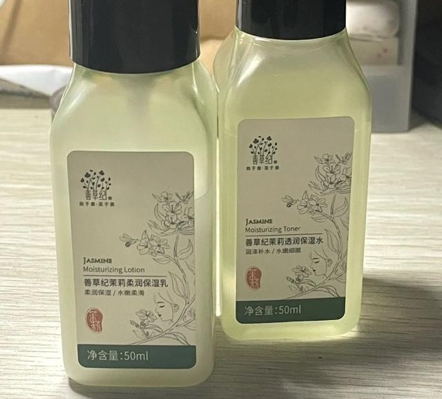 保湿效果好的护肤品，保湿效果好的护肤品排行榜10强（4套值得入手的“功效型水乳”）