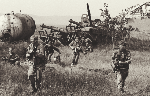 俄罗斯士兵被车臣割头，车臣战争有多恐怖（坦克履带碾碎战士的尸体）