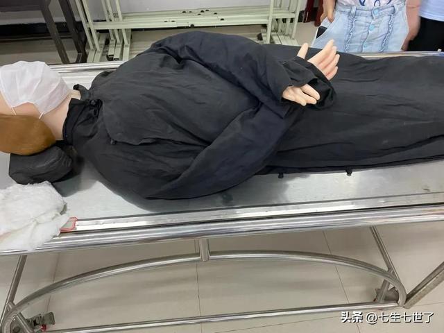 背去世老人订单，死了老人三年背（我爷爷在医院专门给老人穿衣服）