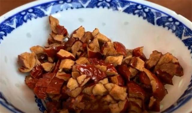 小米南瓜红枣粥，怎样做美味的南瓜红枣营养粥（半个南瓜加1把红枣）