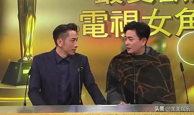 王浩信恭喜陈自瑶获奖!被扒在老婆孕期出轨,曾和小三同台领奖