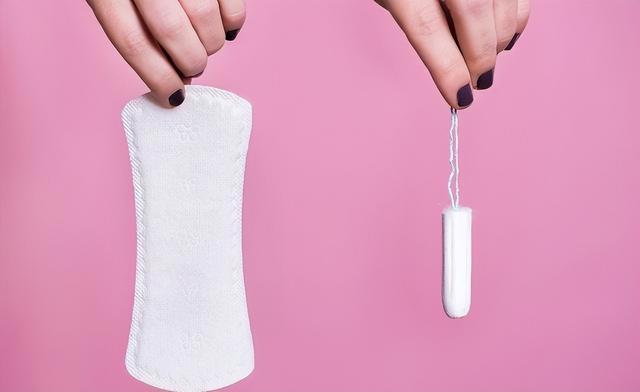 女孩子10岁来月经正常吗，10岁女孩来月经正常吗偏瘦（女孩第一次“月经”的最佳年龄是多少岁）