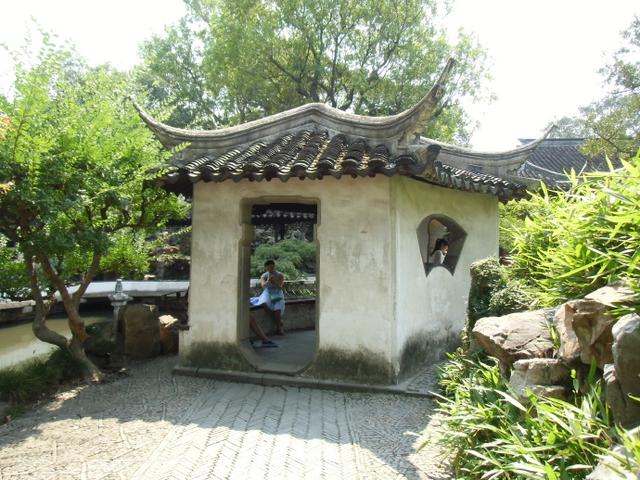 描述拙政园里的石舫，对拙政园的描写（金秋荷香——苏州拙政园<十>）