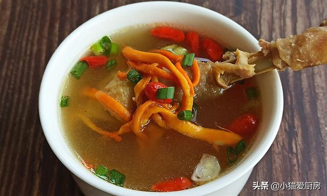 虫草花炖老鸡汤做法，虫草花炖鸡汤做法 配料（虫草花炖鸡汤这样做）