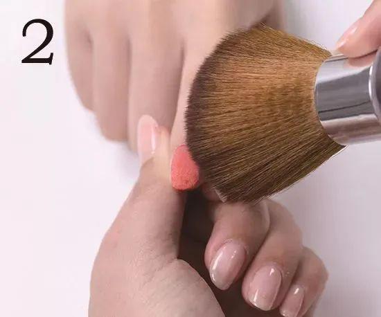 美甲怎么快速卸掉，怎么快速把美甲卸掉（最全的正确的涂甲油胶步骤——卸甲的操作步骤教程）