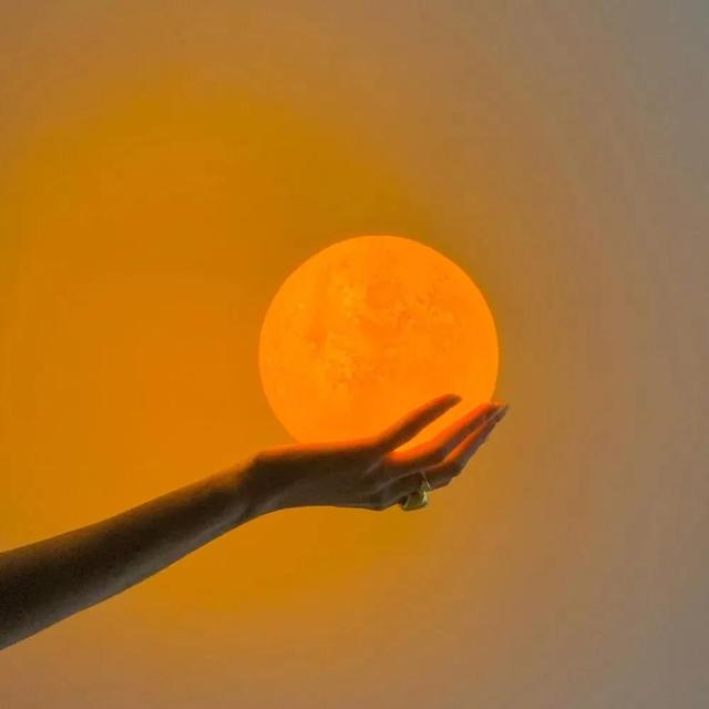 沉沦于夜色，屈服于温柔.，沉溺于山河 藏匿于夜色（绝美杂句的文案图片）