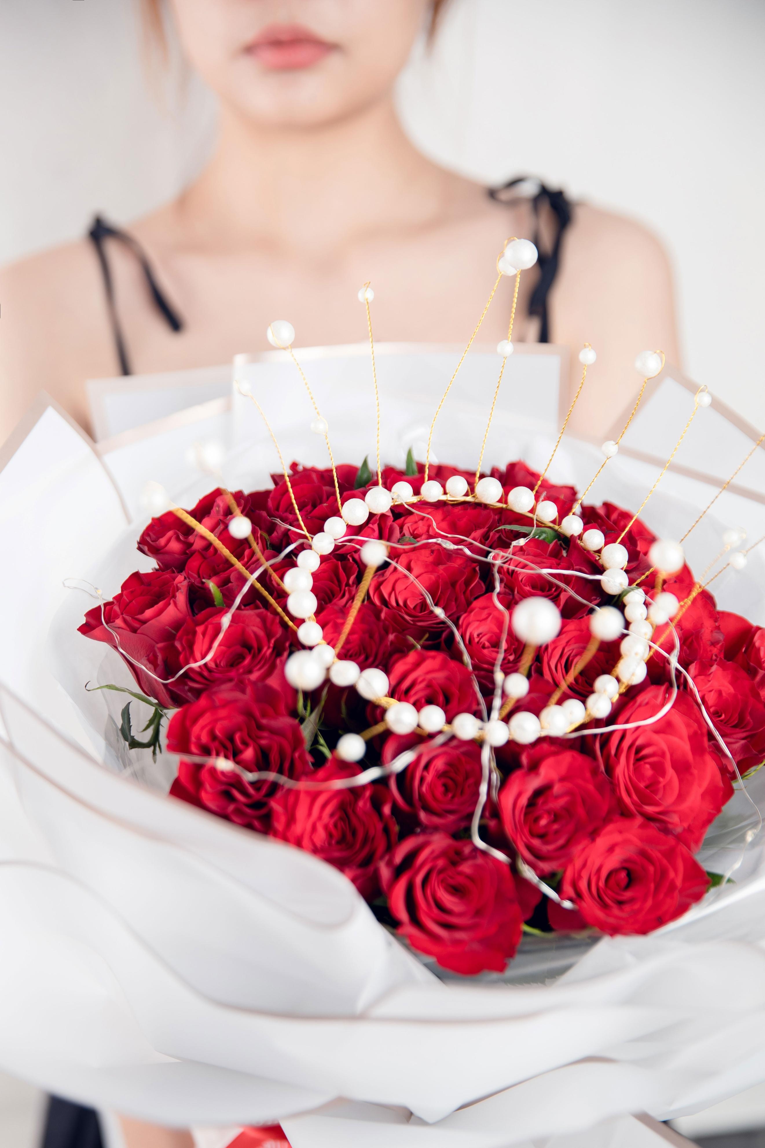 经典汇捕瑞吉花艺告白:红玫瑰 白色木棉纸,高贵又纯洁,神秘又爽朗,把