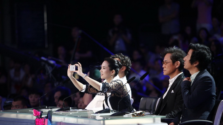 在《中国最强音》节目上,章子怡和陈奕迅,郑钧,罗大佑这样的资深音乐