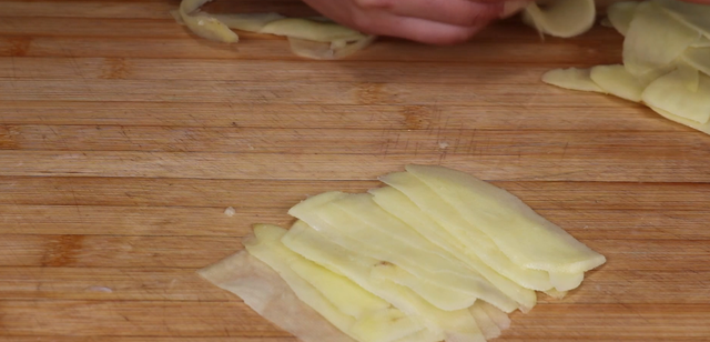 切土豆丝的技巧，怎么样炒土豆丝（马上切得细如头发丝）