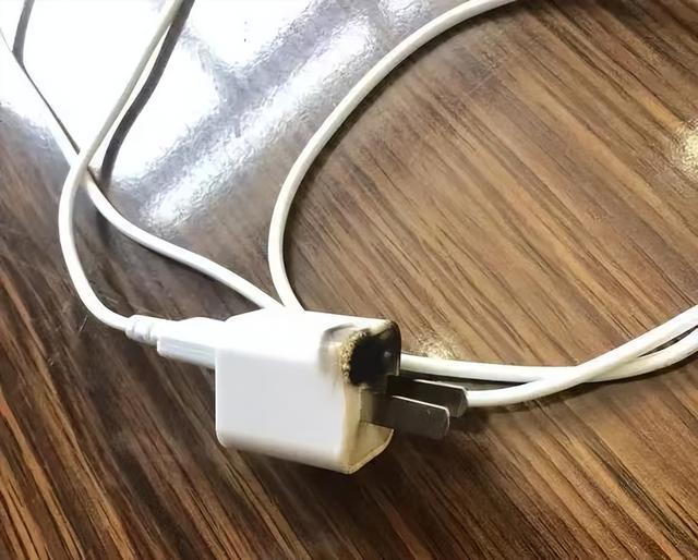 手机边充边玩电量变少怎么办，手机边充边玩电量变少怎么回事（电池寿命至少增加一倍）