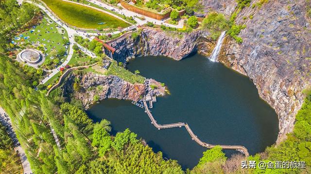 上海深坑酒店的坑是怎么形成的，上海深坑酒店（上海坑最多的地方在松江）