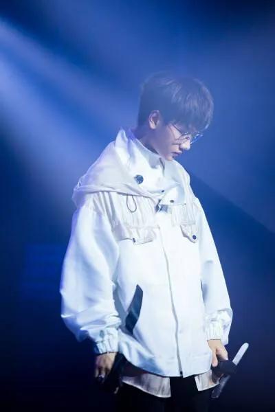 汪苏泷万有引力，在操场等你（汪苏泷——娱乐圈少有的善良人）