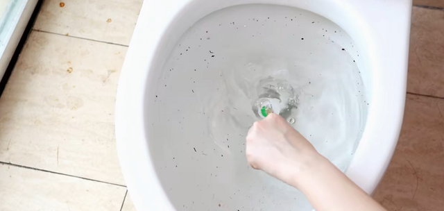 马桶出水孔堵了怎么通，马桶的孔怎么堵（马桶堵塞只需要1个塑料瓶）