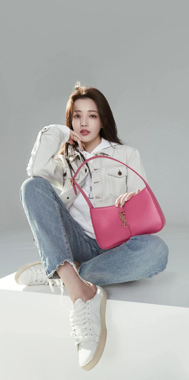 蚜虫靠吃什么为生，蚜虫吃植物的什么部位（菜地里的搬运工——蚂蚁）