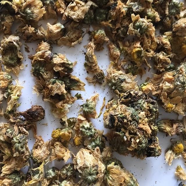 放置了十年的干菊花很有可能已经发霉,变质,受潮,变色