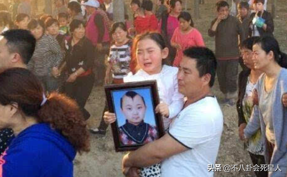 人前风光无限，人后被亲妈当成“提款机”，这5位童星满是辛酸泪