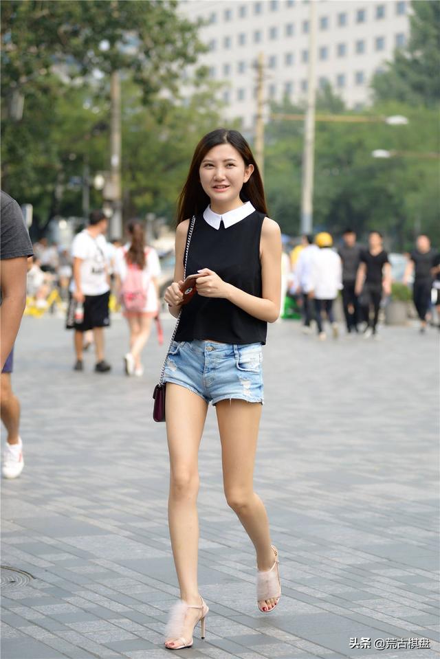 牛仔短裤配什么鞋子比较好，牛仔短裤配什么鞋子好看（牛仔短裤搭配细高跟凉鞋）