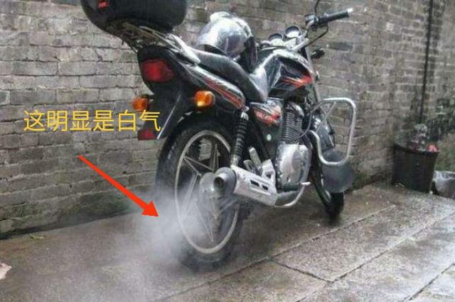 摩托车冒黑烟是怎么回事，车冒黑烟是什么原因（冬天摩托车排气管“冒烟”正常吗）