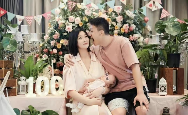 惠若琪晒与女儿合照，女排队长逃不开孩子摧残，表情略显“狰狞”