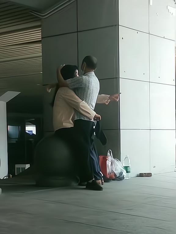 前妻的车站剧情，前妻的车站剧情分集介绍（丈夫为了给儿子买婚房要外出打工）