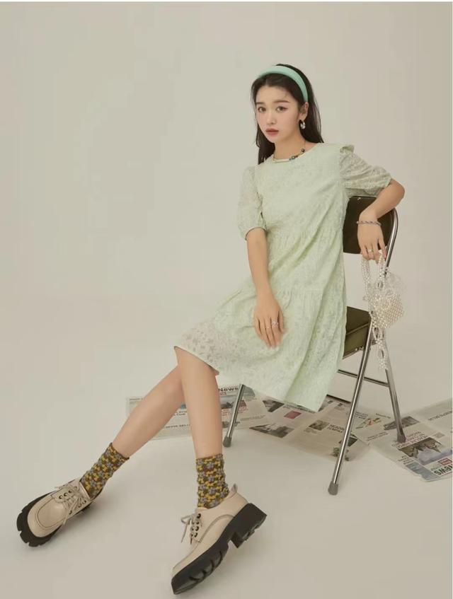 松紧腰连衣裙适合什么身材，松紧腰连衣裙的好处（上紧下松的收腰连衣裙适合什么身材）