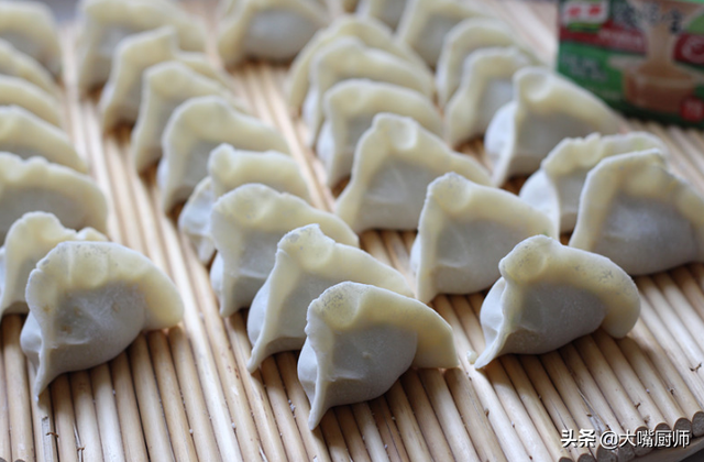 元宵节特色美食介绍，元宵节特色食物（8种传统食物别忘了吃）