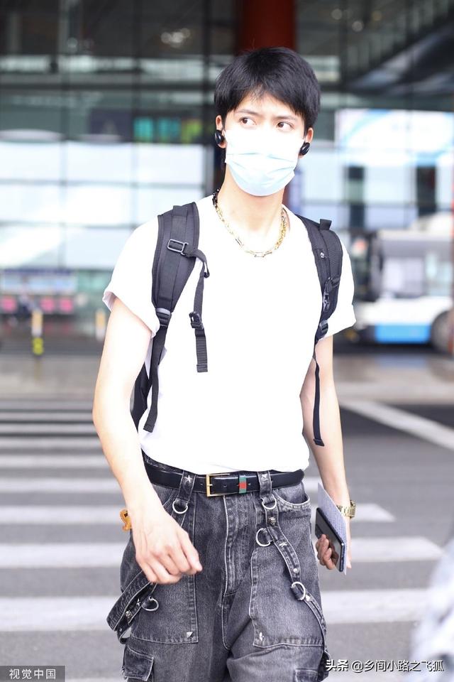 陈宥维个人资料，陈宥维为什么被称贵族（穿白T搭设计感牛仔裤酷帅个性）