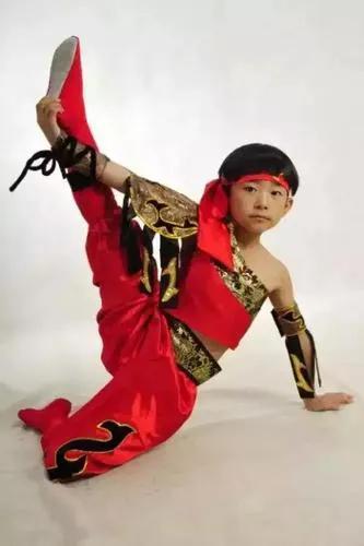 易烊千玺的真实年龄，易烊千玺14岁到17岁外貌变化（“谦逊低调”的易烊千玺）