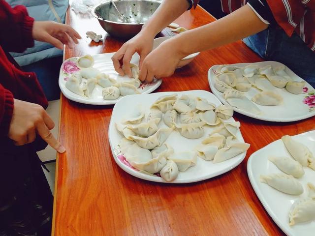 水饺是冷水下锅还是热水下锅，饺子是冷水下锅还是热水（是冷水下锅还是开水下锅）