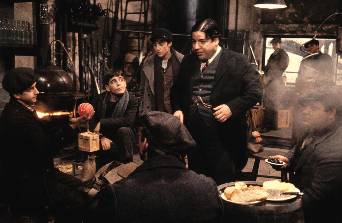 《美国往事》是1984年上映的美国犯罪剧情电影,讲述了主人公"面条"从