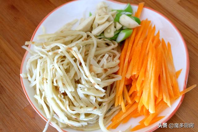 炒烙饼家常做法正宗炒烙饼怎么做，如何烙炒饼的饼（怪不得北方人这么爱吃炒饼）