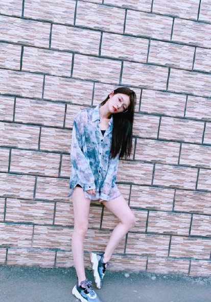 橘红色配什么颜色好看，橘红色搭配大全（橘红色+黑色紧身裤也能如此时尚）