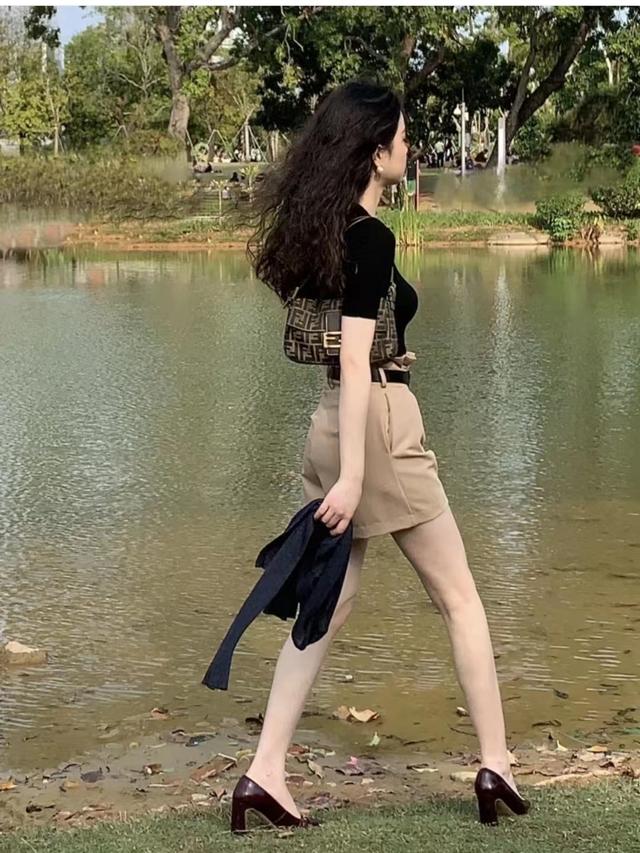 卡其色裤子配什么颜色鞋子，白色裤子配什么鞋子好看（卡其色短裤搭配什么颜色上衣好看）