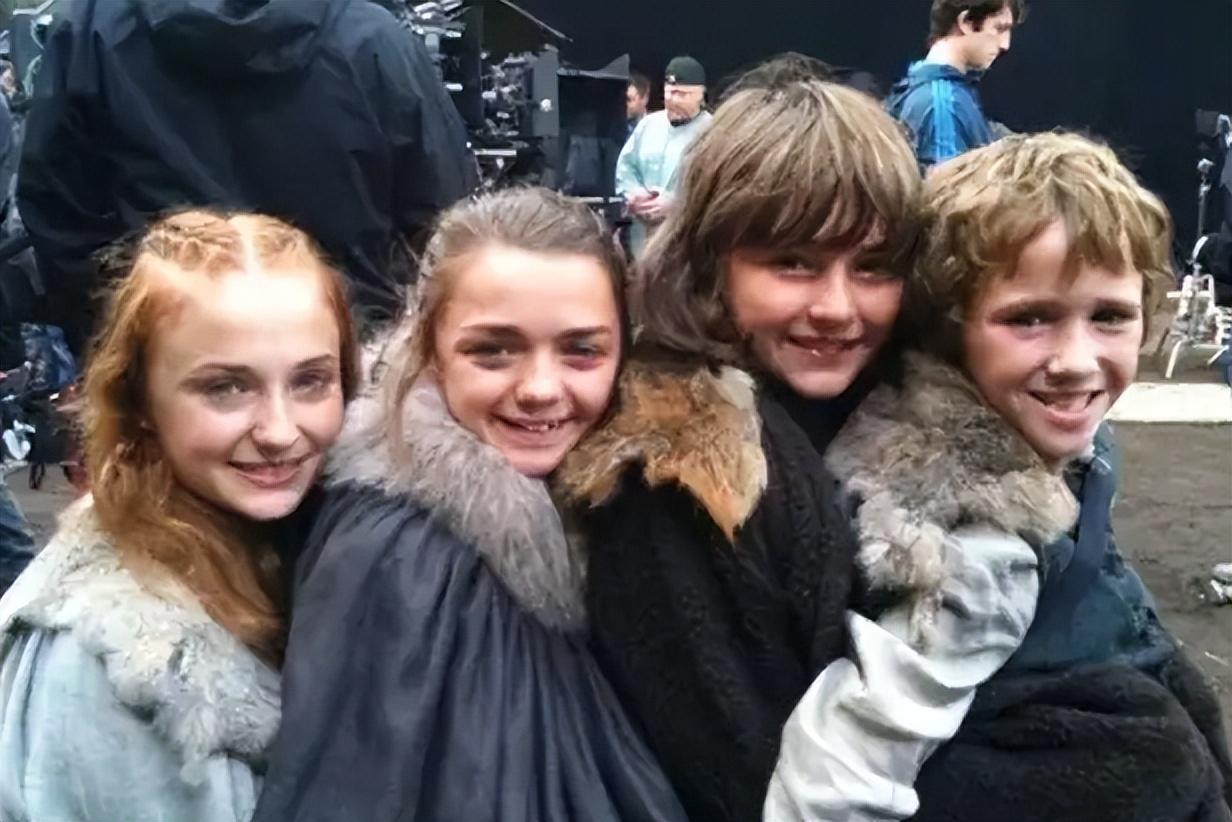 因私生子身份而沉默寡言的雪诺,甚至是男孩子气的小女儿二丫艾莉亚