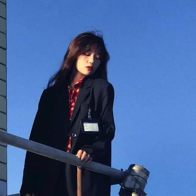 蓝色忧郁女头，微信头像，蓝色忧郁女头（蓝色头像/满满的忧郁感）