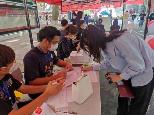 河南水利与环境职业学院，2021级河南水利与环境职业学院新生开学时间和入学指南及入学军训考试（河南水利与环境职业学院7000余名小萌新来啦）