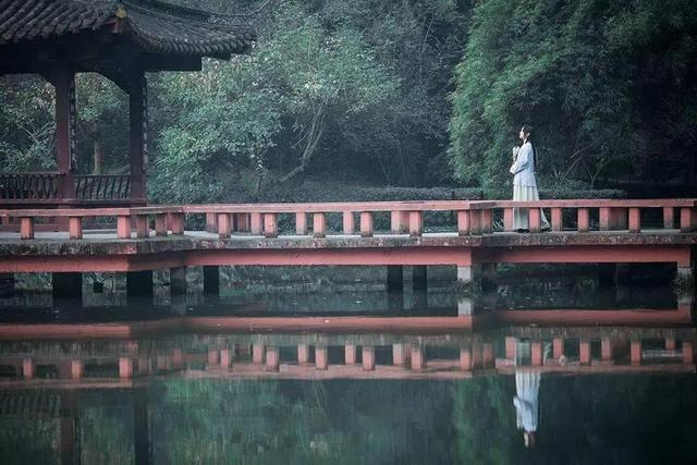 真正爱你的男人会花你的钱吗，一个男的愿意给你花钱是爱你吗（男人真爱你的样子）