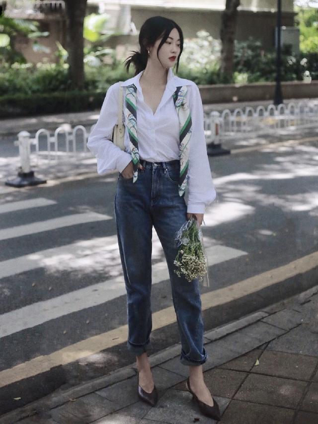 街拍牛仔裤搭配技巧，牛仔裤下面一定不要配“运动鞋”