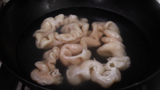 猪大肠怎么炒又白又脆，偷偷告诉你饭店的秘诀
